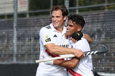 Amsterdam-spelers Burkhardt en D. Cassiem