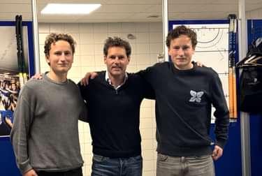 Peppe Veen, bestuurslid Tophockey Mark Jebbink en Juup Veen.