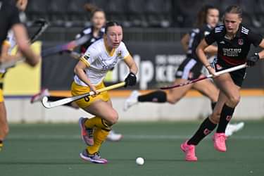 Charlotte Englebert aan de bal tegen Amsterdam