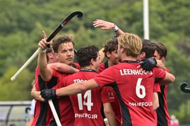 Schaerweijde viert een doelpunt van Thur Stadelmaier. Foto: Bart Scheulderman
