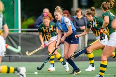 Teuntje Horn aan de bal voor Hurley. Foto: Bart Scheulderman