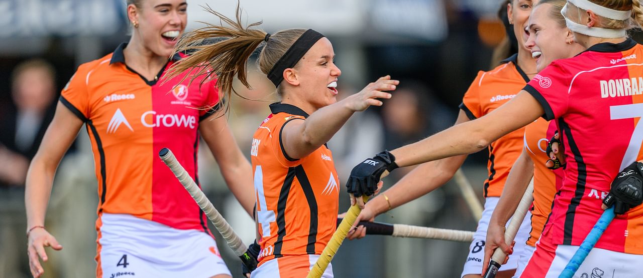 Oranje-Rood viert een doelpunt tegen Hurley. Foto: Bart Scheulderman