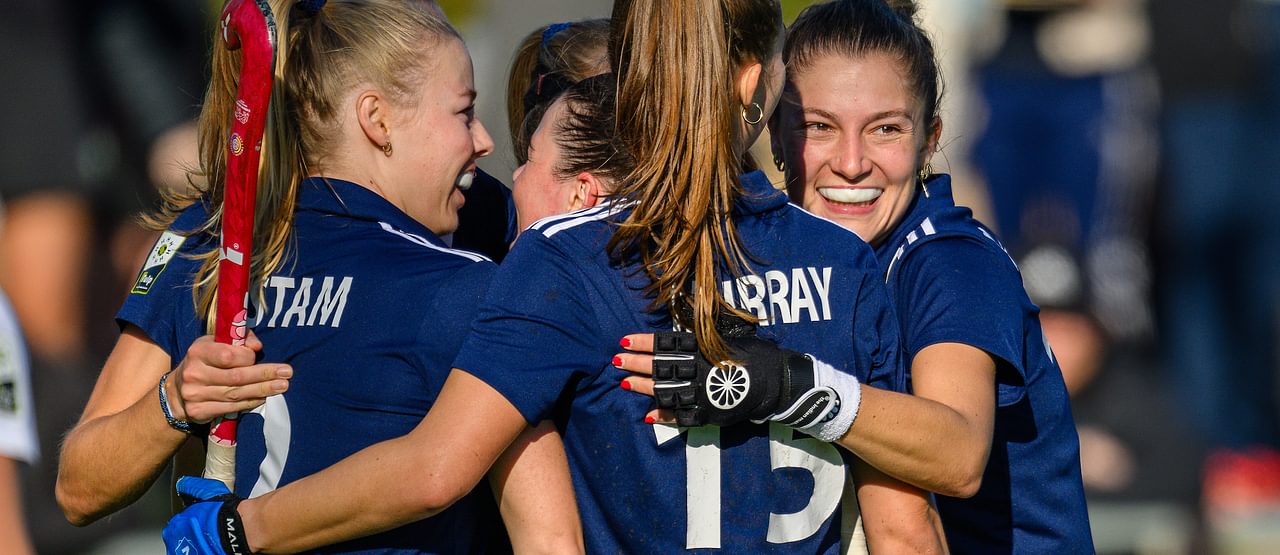 Blijdschap bij de dames van Pinoké na een doelpunt. Foto: Bart Scheulderman