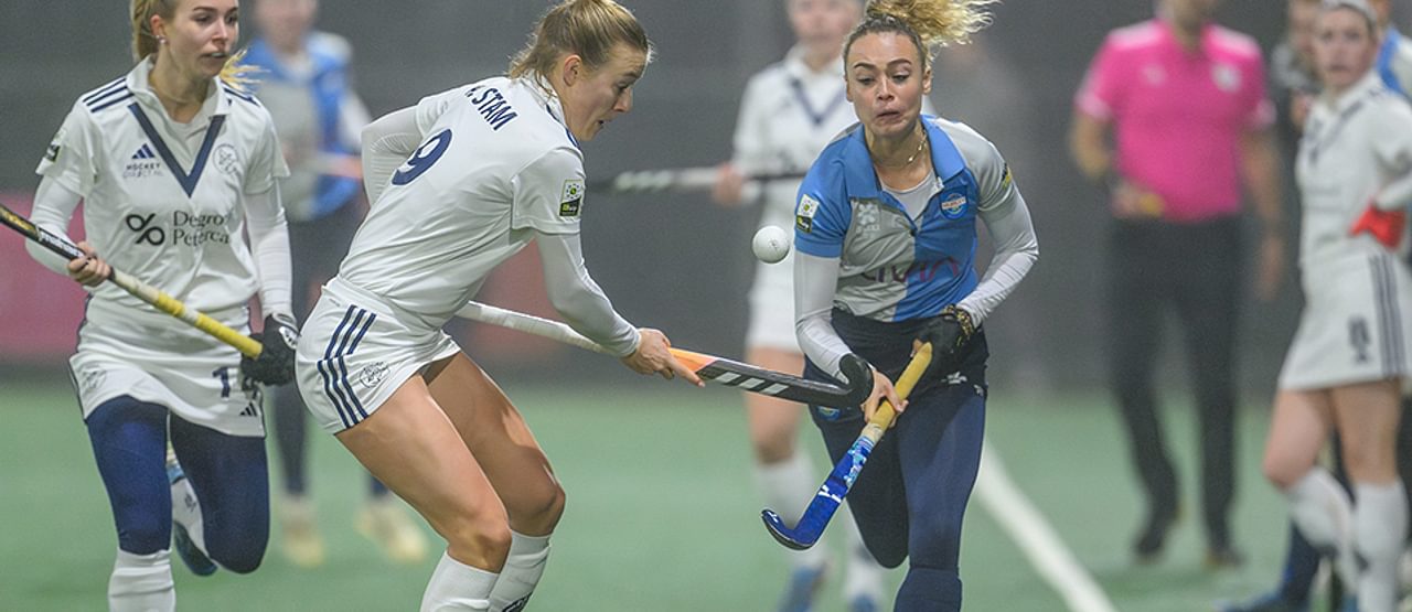 Eva van 't Hoog van Hurley aan de bal tegen Pinoké. Foto: Bart Scheulderman