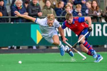 Jip Janssen duelleert om de bal tijdens SCHC-Kampong. Foto: Bart Scheulderman