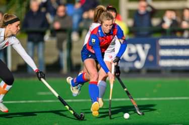 Xan de Waard aan de bal voor SCHC tegen Oranje-Rood. Foto: Bart Scheulderman