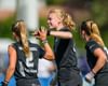 Lilly Stoffelsma feliciteert Amy van den Bosch na een HGC-doelpunt.