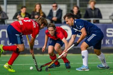 Florent van Aubel van Pinoké duelleert om de bal