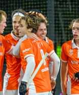 Bloemendaal viert een doelpunt tegen Amsterdam in de Klassieker