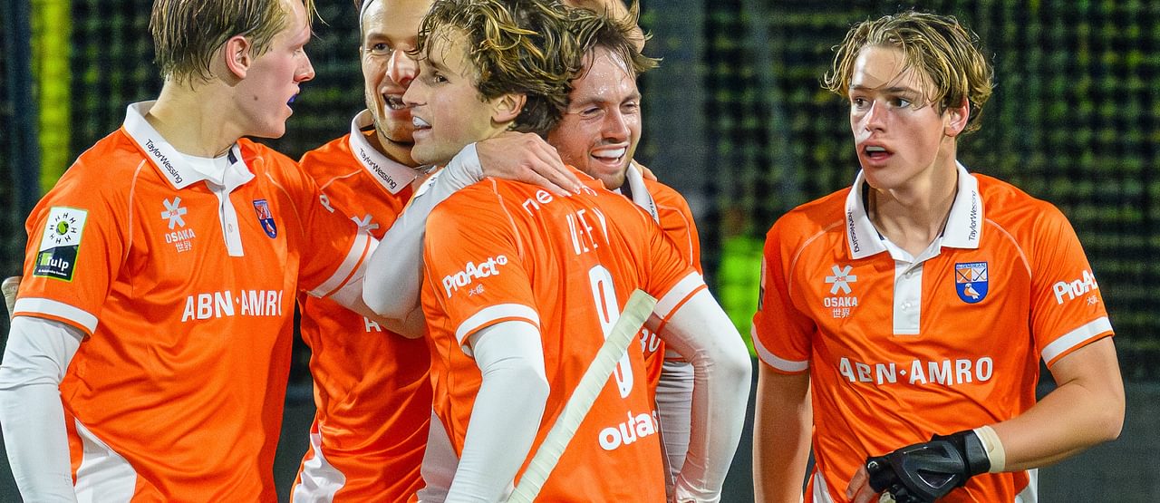 Bloemendaal viert een doelpunt tegen Amsterdam in de Klassieker
