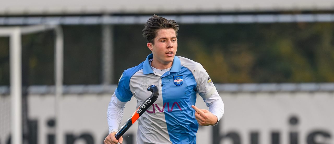 Hjalmar Voskuil in het shirt van Hurley