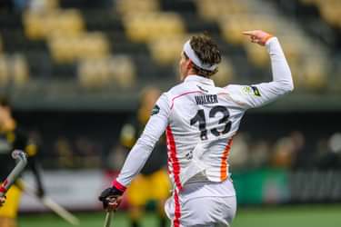 Struan Walker scoort voor Oranje-Rood tegen Den Bosch