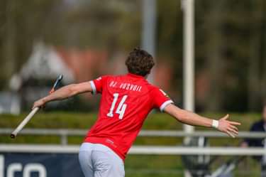 Hjalmar Voskuil rent juichend weg na zijn winnende doelpunt