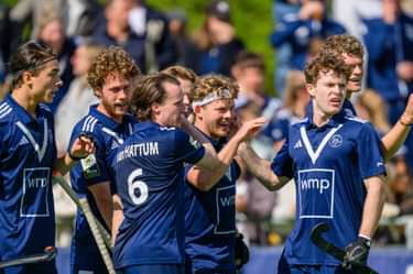 Thies Prinz wordt gefeliciteerd met zijn doelpunt. Foto: Bart Scheulderman