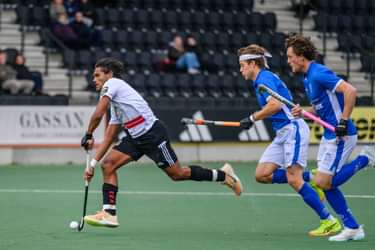 Mustapha Cassiem wordt achtervolgd door Derck de Vilder en Rik Sprengers