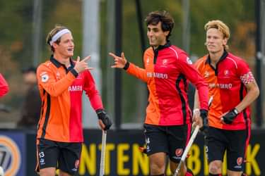 Struan Walker en Borja Lacalle vieren een doelpunt van Oranje-Rood