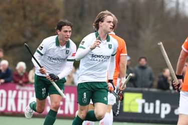 Olivier Hortensius juicht na zijn doelpunt tegen Bloemendaal