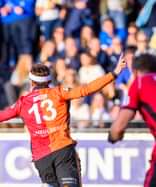 Struan Walker loopt juichend weg na doelpunt voor Oranje-Rood