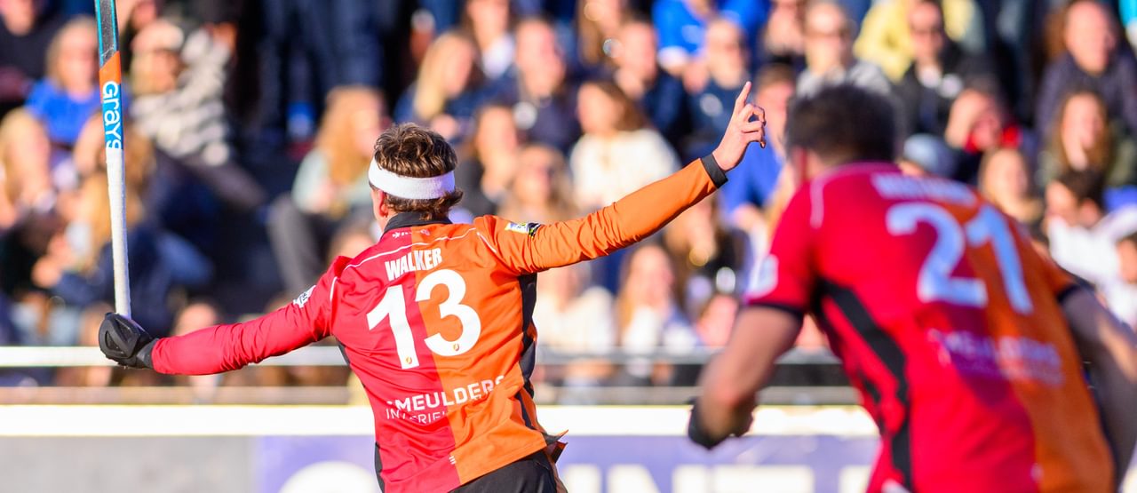 Struan Walker loopt juichend weg na doelpunt voor Oranje-Rood