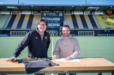 Thierry Brinkman met Reinier Hoogwout, bestuurslid Tophockey bij Den Bosch.