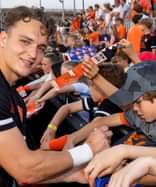 Pepijn Reyenga deelt handtekeningen uit