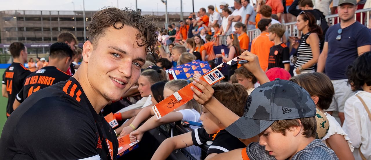 Pepijn Reyenga deelt handtekeningen uit