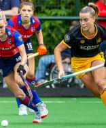 Famke Richardson (SCHC) en Joosje Burg (Den Bosch). Foto: Willem Vernes