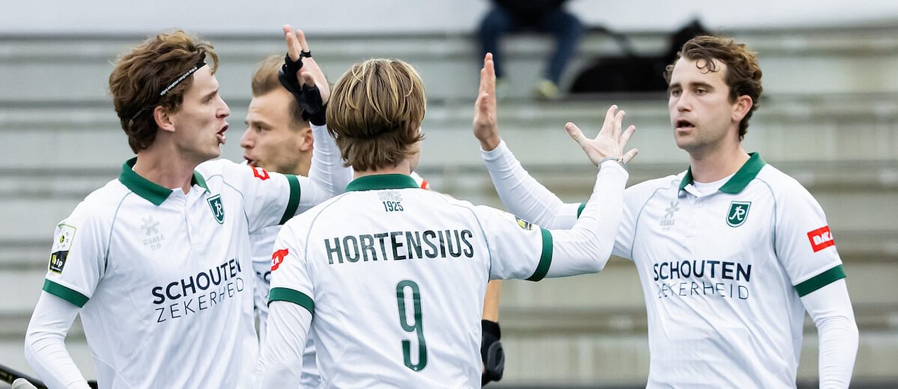 Guus Jansen wordt gefeliciteerd met zijn doelpunt