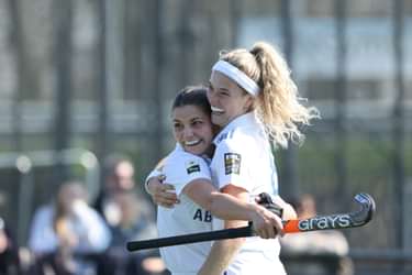 Yibbi Jansen wordt geknuffeld door Elzemiek Zandee na een doelpunt van SCHC