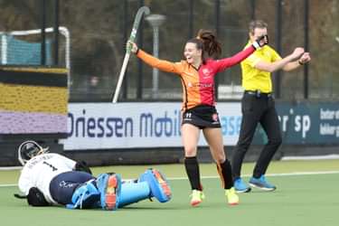 Babs van Hest viert haar doelpunt voor Oranje-Rood tegen HDM. Foto: Willem Vernes
