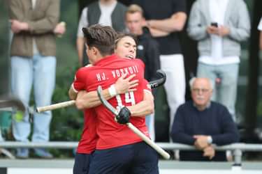 Indra Aerts en Hjalmar Voskuil vieren een doelpunt van Hurley. Foto: Willem Vernes
