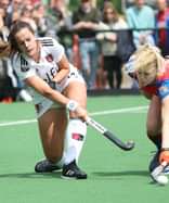 Sabine Plönissen in actie voor Amsterdam tegen SCHC