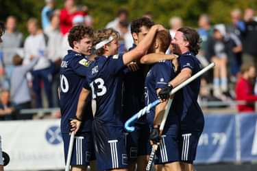 Vreugde bij Pinoké na een doelpunt tegen Hurley