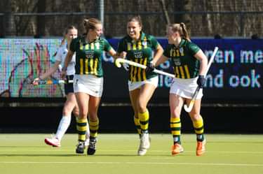 Vreugde bij HDM na een doelpunt tegen Tilburg