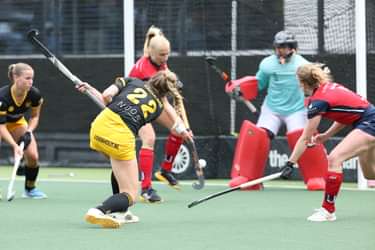 Maartje Krekelaar neemt het doel van Huizen onder vuur. Foto: Willem Vernes