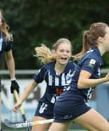 Imme van Es (HDM) viert haar doelpunt tegen Huizen. Foto: Willem Vernes