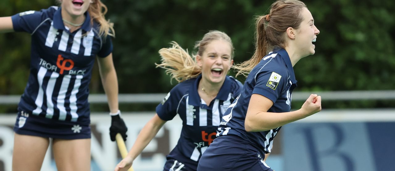 Imme van Es (HDM) viert haar doelpunt tegen Huizen. Foto: Willem Vernes