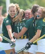De dames van HDM vieren handhaving in de Hoofdklasse