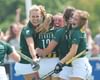De dames van HDM vieren handhaving in de Hoofdklasse