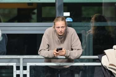 Maria Steensma (Pinoké) kijkt toe vanaf de zijlijn. Foto: Willem Vernes