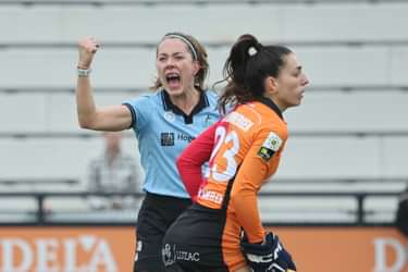 Amy Costello viert haar treffer voor HGC tegen Oranje-Rood. Foto: Willem Vernes