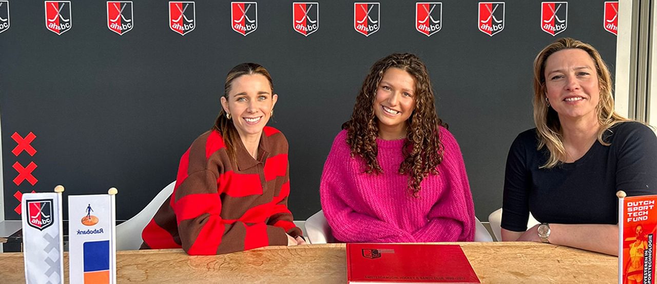 Yara Akkerman tekent bij Amsterdam